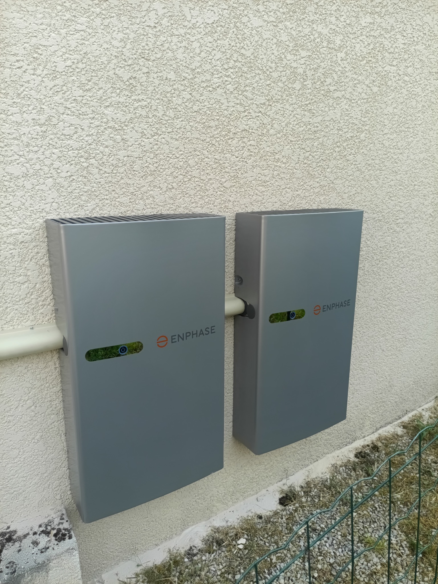Deux batteries Enphase fixées au mur