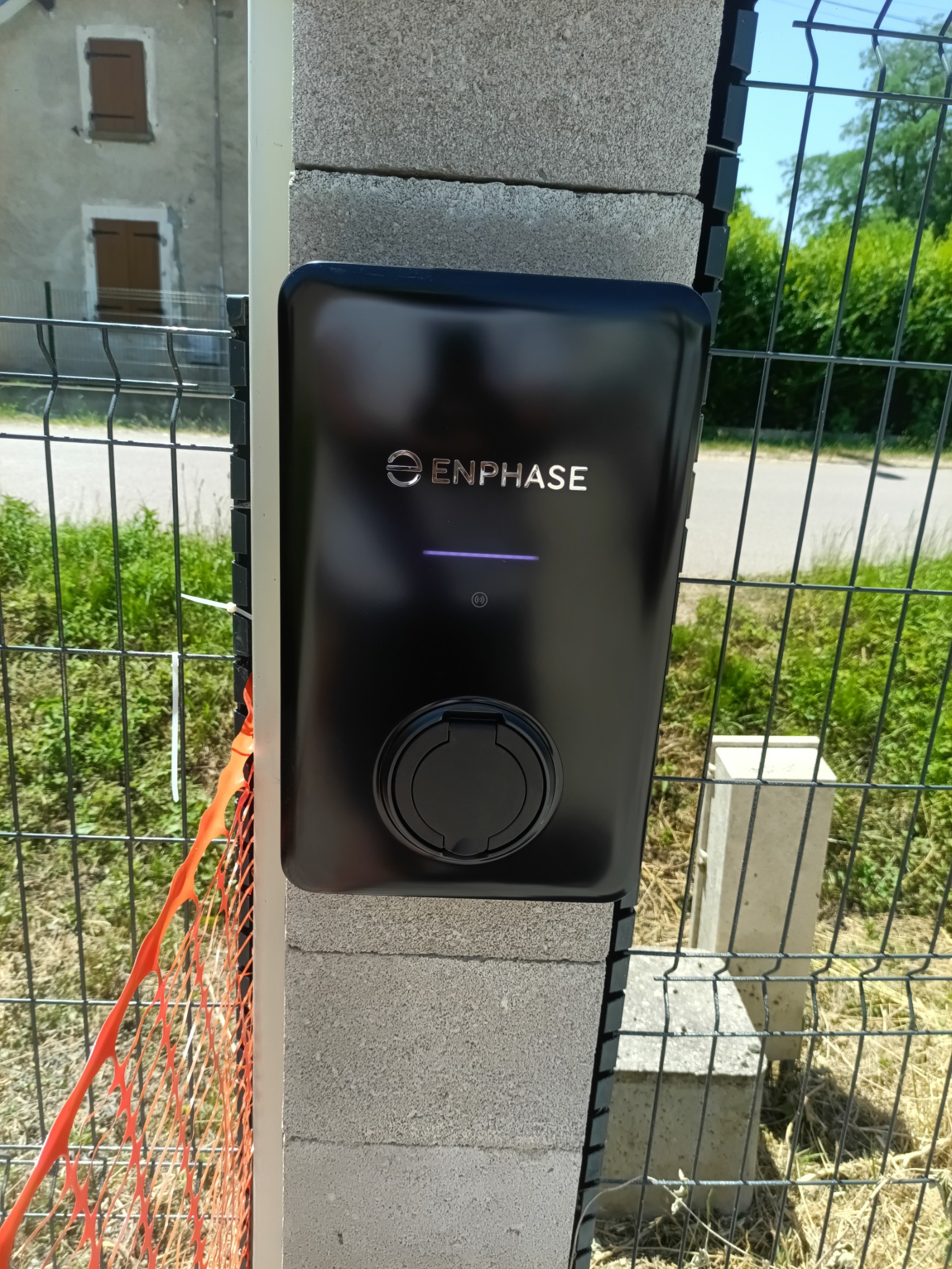 Borne de recharge Enphase installée sur un pilier