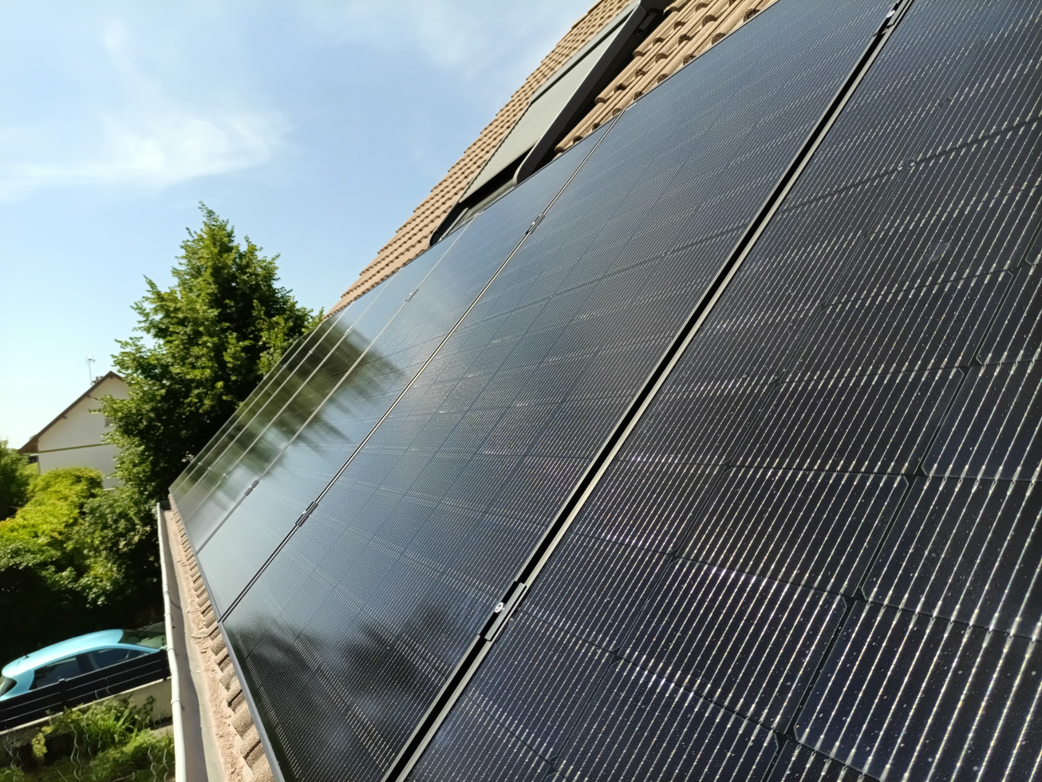 Détail de panneaux photovoltaïques sur un toit incliné