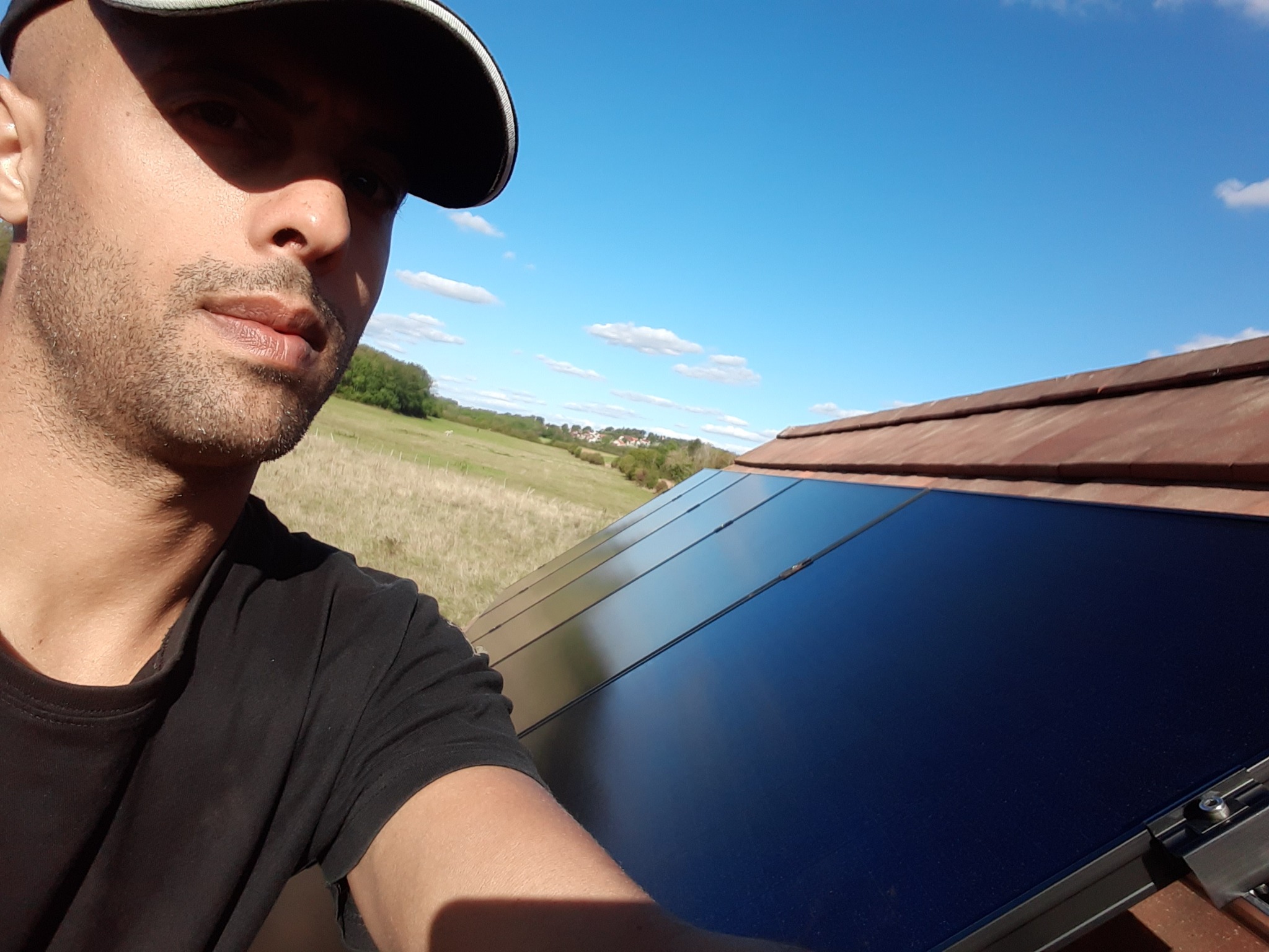 Photo sur un chantier à côté des panneaux solaires