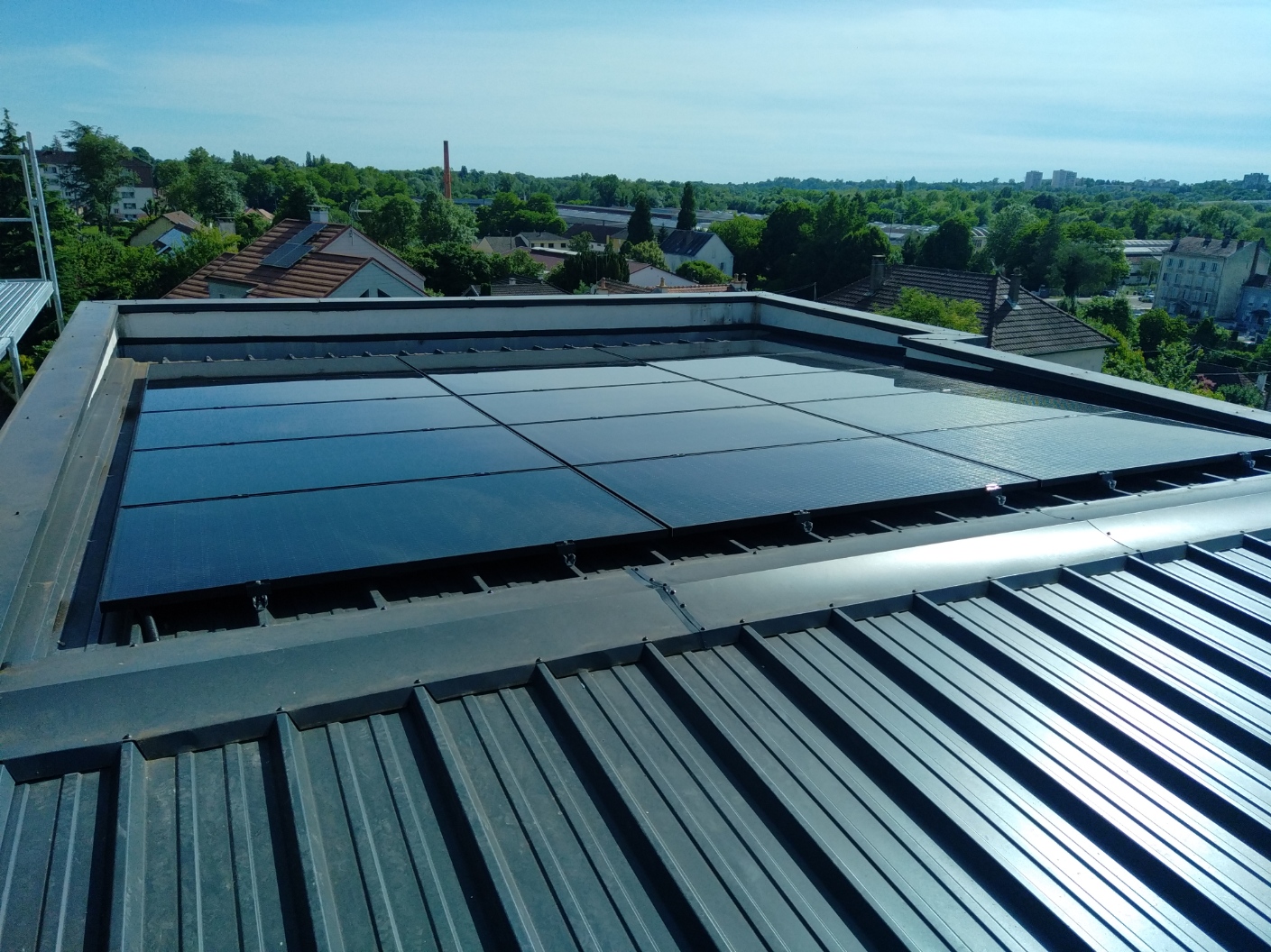 Panneaux photovoltaïques posés sur une toiture métallique